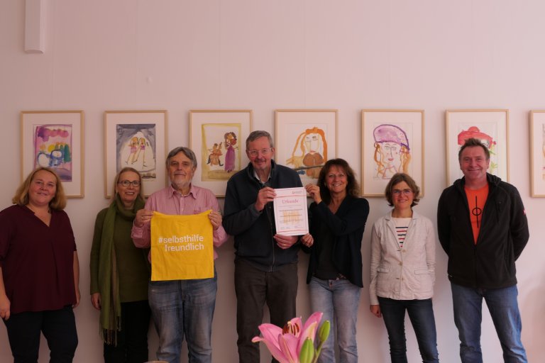 Akteur:innen der Rehaklinik Königstuhl, des Netzwerks Selbsthilfefreundlichkeit und Patientenorientierung und aus der Selbsthilfe bei der Auszeichnung der Rehaklinik Königsstuhl als selbsthilfefreundliche Rehaklinik.