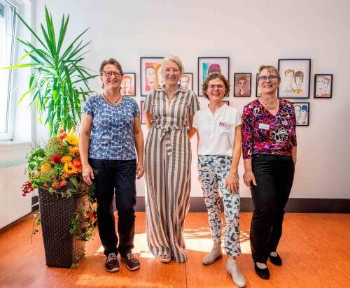 Zu sehen sind von links nach rechts: Kommunale Behindertenbeauftragte Christina Reiß, Künstlerin Friederike Diefenbacher, Anette Bruder und Kirsten Ehrhardt.